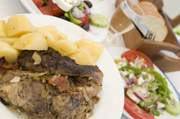 紙のギリシャの島のタヴェルナ食品のラム — ストック写真