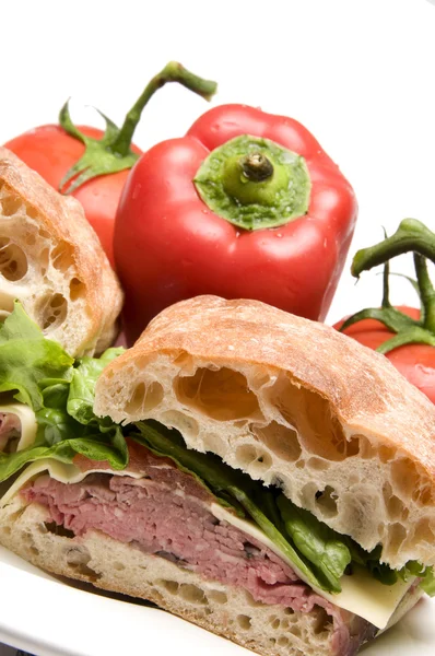 Pieczona wołowina serem boursin ciabatta sandwich chleb — Zdjęcie stockowe