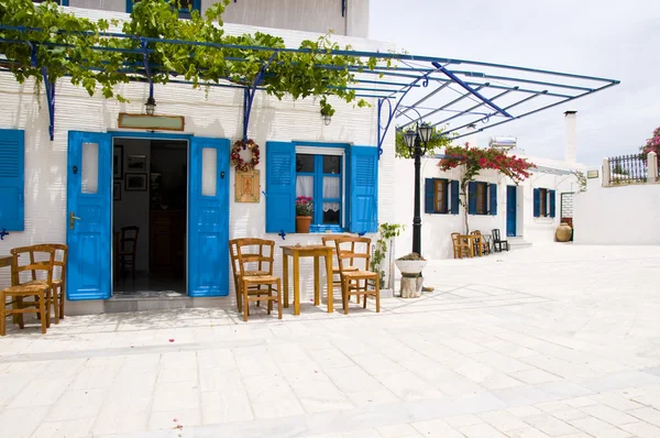 Café ao ar livre arquitetura grega lefkes paros ciclads grecia — Fotografia de Stock