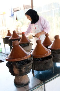 Müslüman kadının yemek yemek tagine Fas