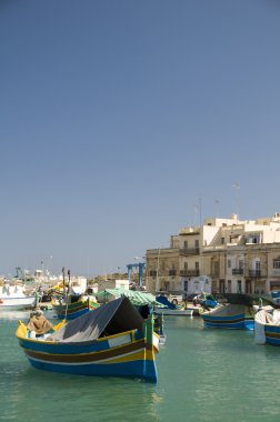 marsaxlokk malta balıkçı köyü luzzu tekneler