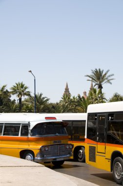 Valletta malta otobüs terminali ile tarihi binalar
