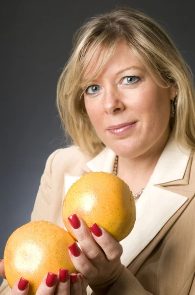 Vrouw met schaal met fruit — Stockfoto