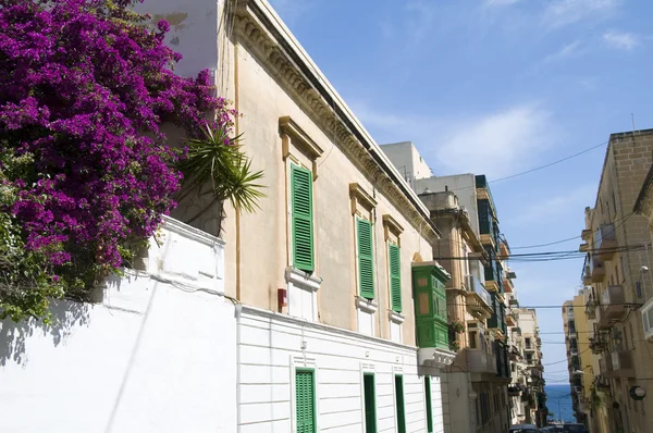 Typowej architektury rezydencjonalnej malta — Zdjęcie stockowe