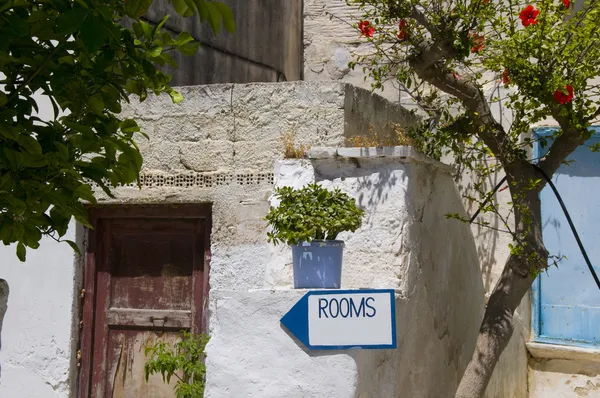 Grèce île rue scène chambres à louer — Photo