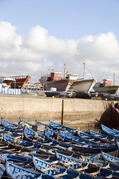 Rybářské lodě v přístavu essaouira Maroko — Stock fotografie