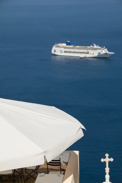 Navio de cruzeiro no porto santorini — Fotografia de Stock