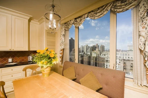Eettafel in keuken hoekje penthouse new york — Stockfoto