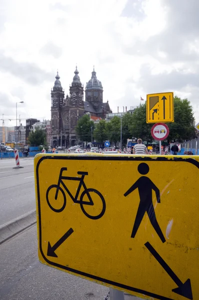 암스테르담 자전거과 pedestrain 쪽 거리의 서명 — 스톡 사진