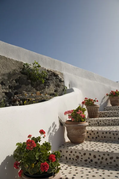 Santorini walkway to sea — стоковое фото