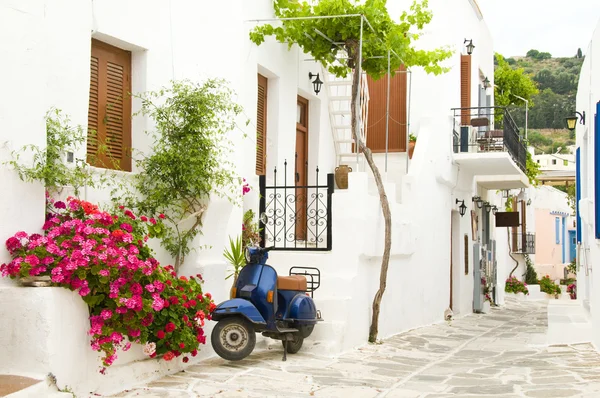 Scena di strada nelle isole Cicladi greche — Foto Stock