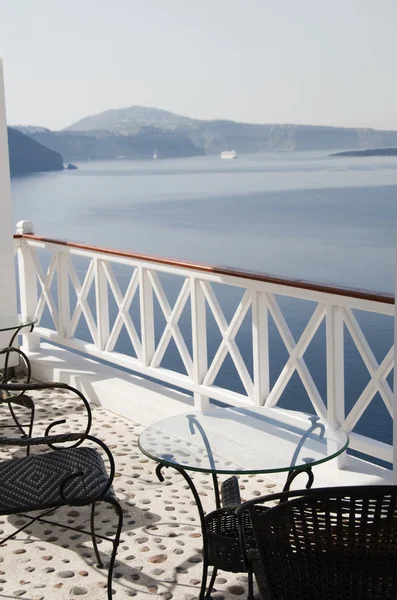 Tavolo con sedie patio oia ia santorini caldera — Foto Stock