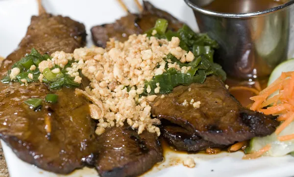 Vietnamesisches Essen bo nuong sate gegrilltes Rindfleisch sate Spieße mit zerquetschten Erdnüssen und Sate Dipping Sauce — Stockfoto