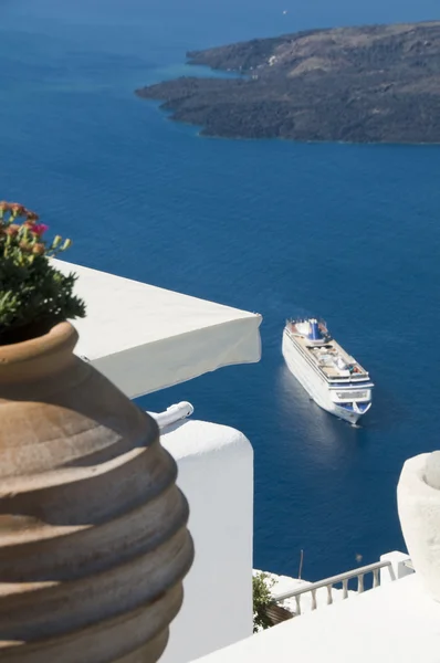 Incredilbe santorini Grieks eiland weergave met cruise schip — Stockfoto