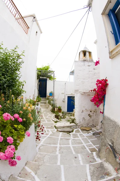 Greek island street scene and classic architecture — Stock Photo, Image