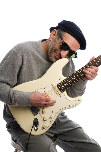 Uomo di mezza età che suona la chitarra musicista — Foto Stock