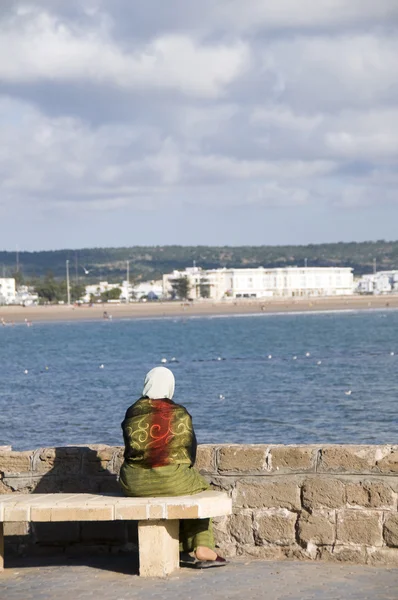 Muslim woman view of essaouira morocco — Stock Photo, Image