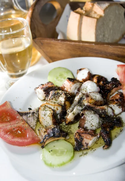 Isola greca taverna specialità marinata polpo grigliato — Foto Stock