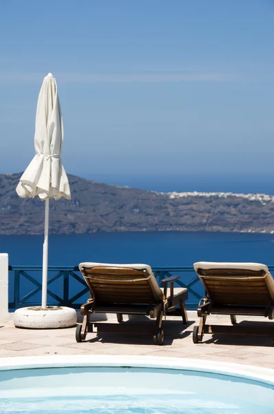 Uitzicht op het zwembad van vulkanische eiland en Middellandse zee zwemmen — Stockfoto