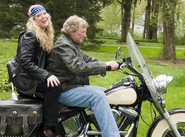 Nainen ja mies moottoripyörällä — kuvapankkivalokuva