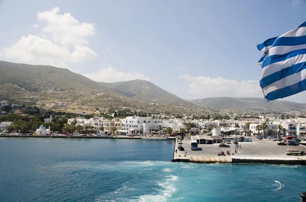 Pohled na ostrov přístavu paros řeckých ostrovů v Parikii — Stock fotografie