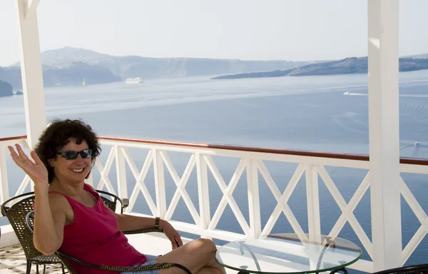 Tourist relaxing in santorini — Stock Photo, Image