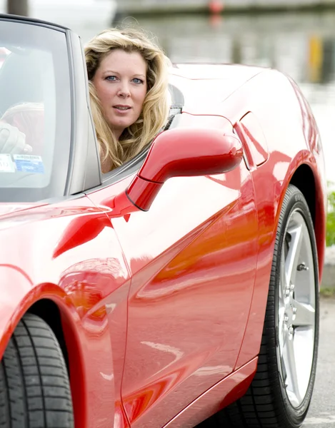 Sexet kvinde i rød sportsvogn - Stock-foto