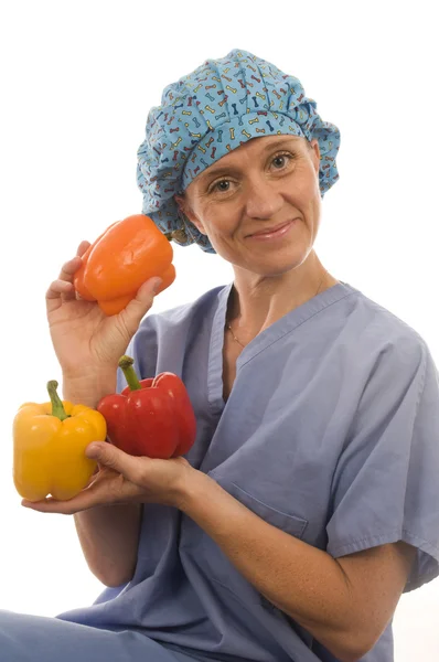 Sonriente enfermera feliz médico con verduras frescas saludables alimentos —  Fotos de Stock