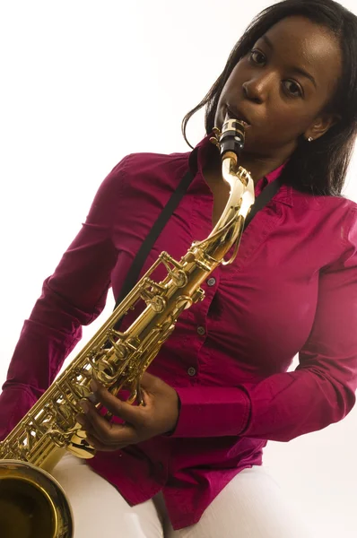 Genç İspanyol siyah kadın tenor saksofon çalmaya — Stok fotoğraf