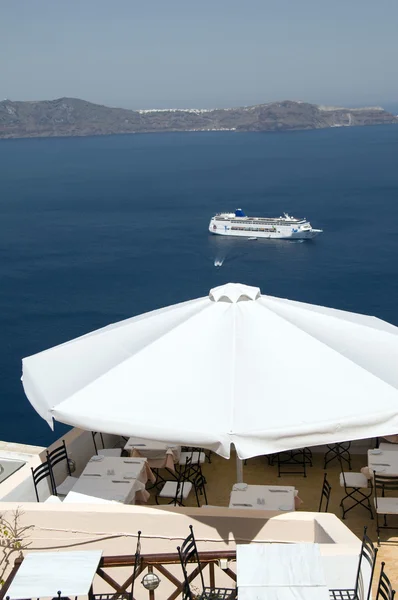 Kreuzfahrtschiff im Hafen Santorini — Stockfoto