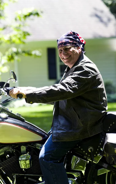 Uomo di mezza età in moto con bandiera americana bandana — Foto Stock