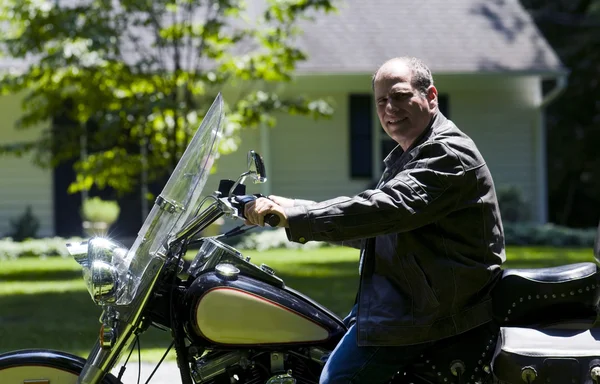 Homem de meia idade na motocicleta com jaqueta de couro — Fotografia de Stock