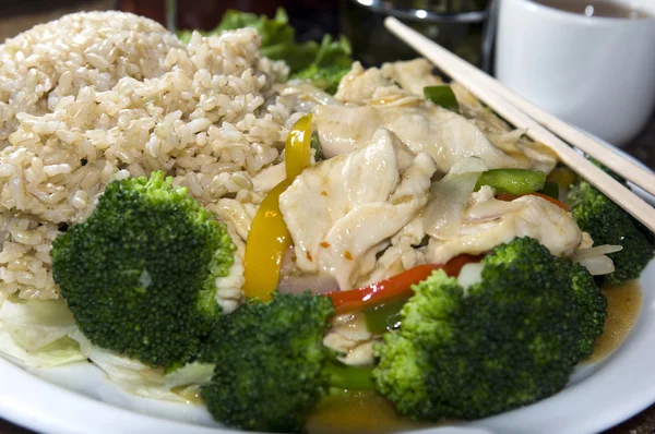 Vietnamees eten kruidige kip wit vlees gestoomde broccoli — Stockfoto