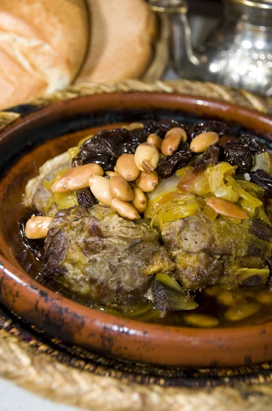 Élelmiszer marokkói tagine bárány mazsola mandulával hagymával — Stock Fotó