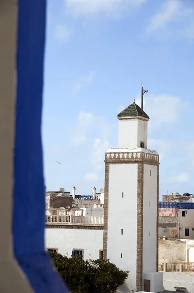 Мечеть с видом на крышу essaouira morocco — стоковое фото