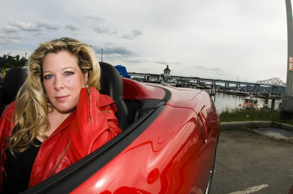 Kobieta czerwony sportowy samochód — Zdjęcie stockowe