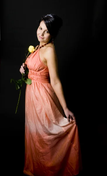 Sexig ung kvinna klänning med rosa blomma — Stockfoto