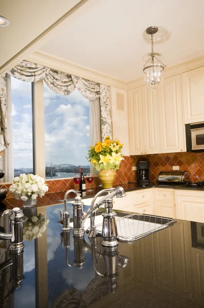 Kitchen in city apartment with skyline views — Stock Photo, Image