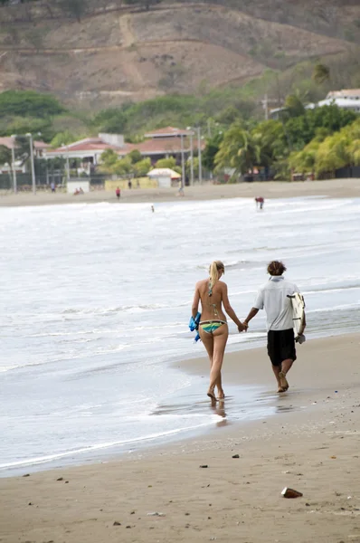 Plaj san juan del sur Nikaragua üzerinde çift — Stok fotoğraf