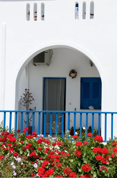 Ελληνική αρχιτεκτονική νησί Κυκλάδων με λουλούδια — Φωτογραφία Αρχείου
