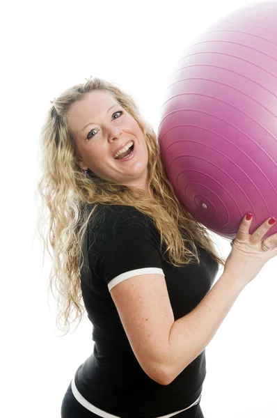 Kvinna med fitnessboll — Stockfoto