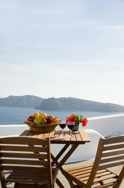Blick vom Innenhof des Hauses auf die Vulkaninseln Santorini — Stockfoto
