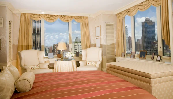 Hauptschlafzimmer mit Sitzecke im Penthouse New York — Stockfoto