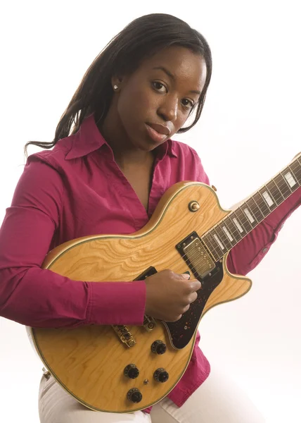 Jovem hispânico preto mulher tocando guitarra elétrica — Fotografia de Stock