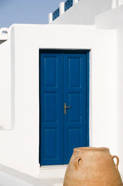 与希腊岛屿的房子大陶瓷锅 — 图库照片