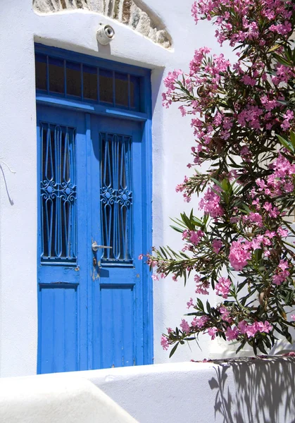 Ilha grega antigo edifício porta com flores — Fotografia de Stock