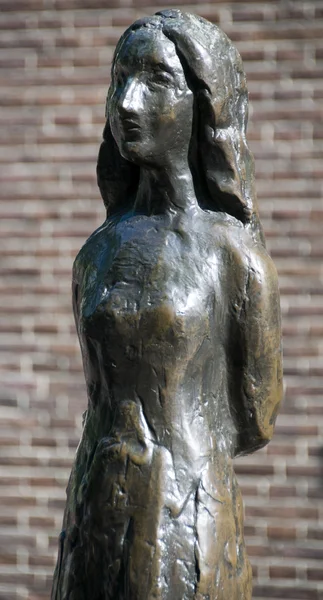 安妮 · 弗兰克阿姆斯特丹荷兰的雕像 — 图库照片