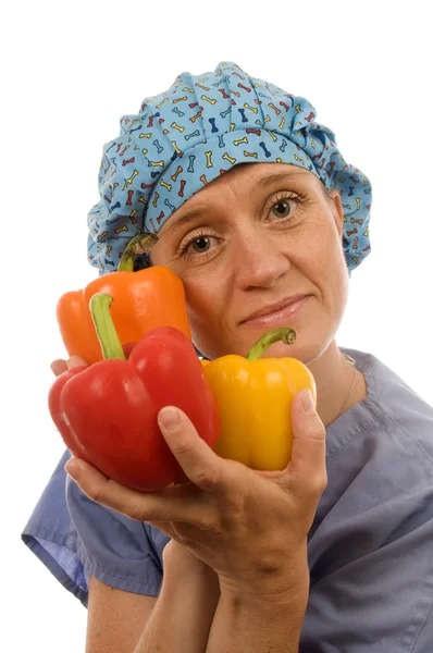 促进健康的饮食习惯与新鲜彩色甜椒的护士 — 图库照片