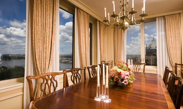 Ático comedor con vista a la ciudad de Nueva York — Foto de Stock