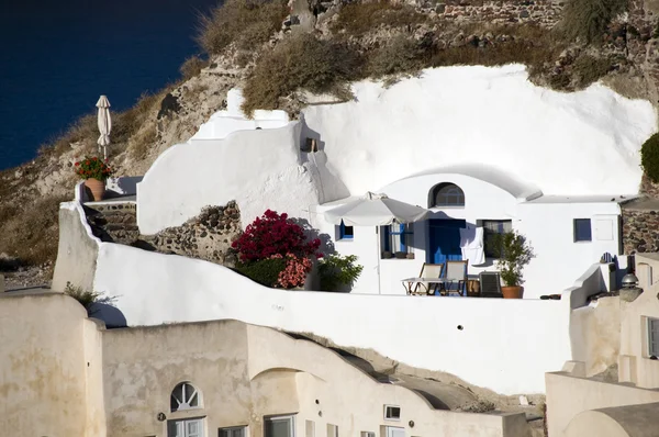 Cyclades mimari oia volkanik kayalıklarla içine inşa edilmiş villa — Stok fotoğraf